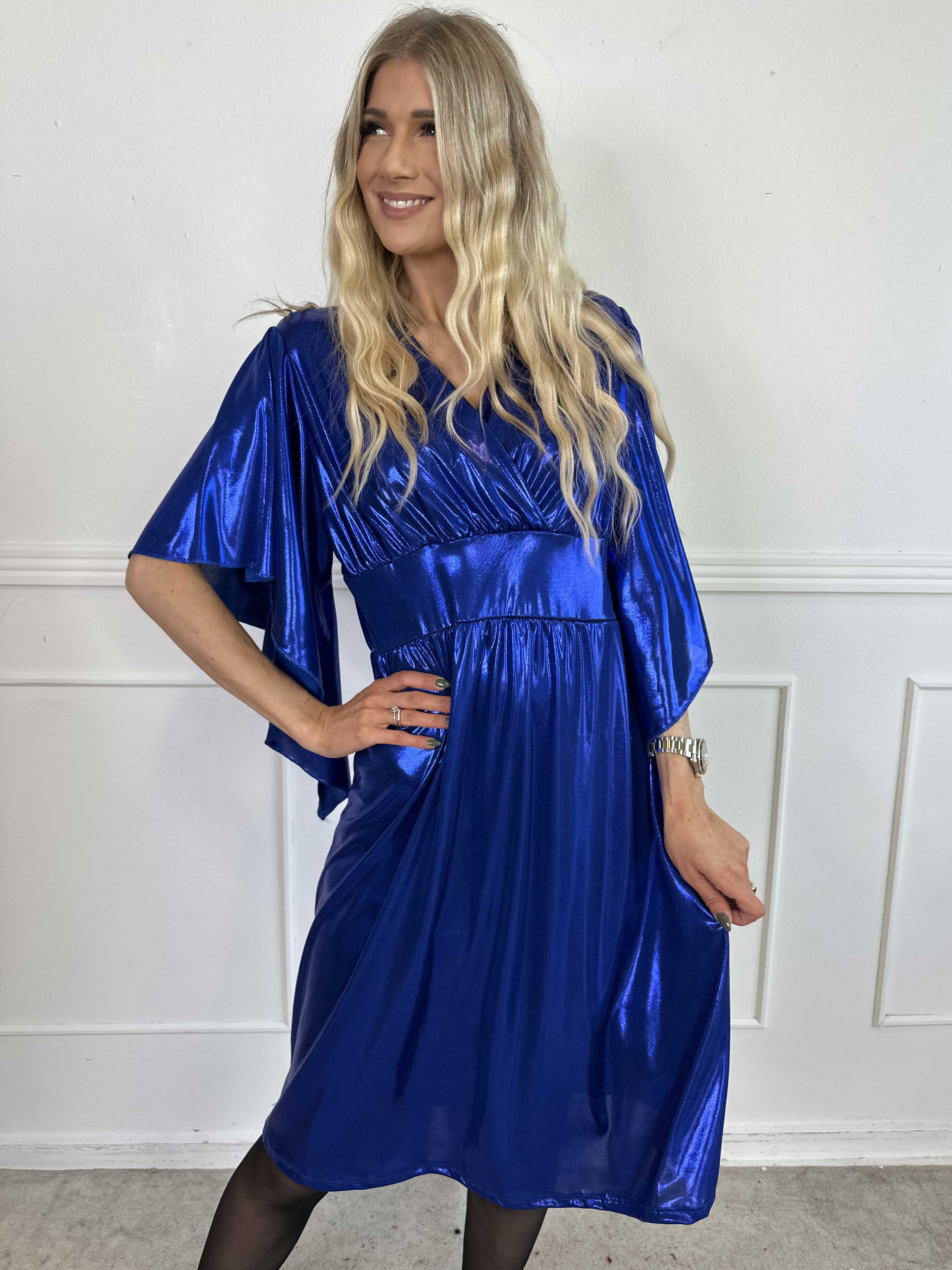 Safi - Elegant kjole shiny materiale med søde ærmer